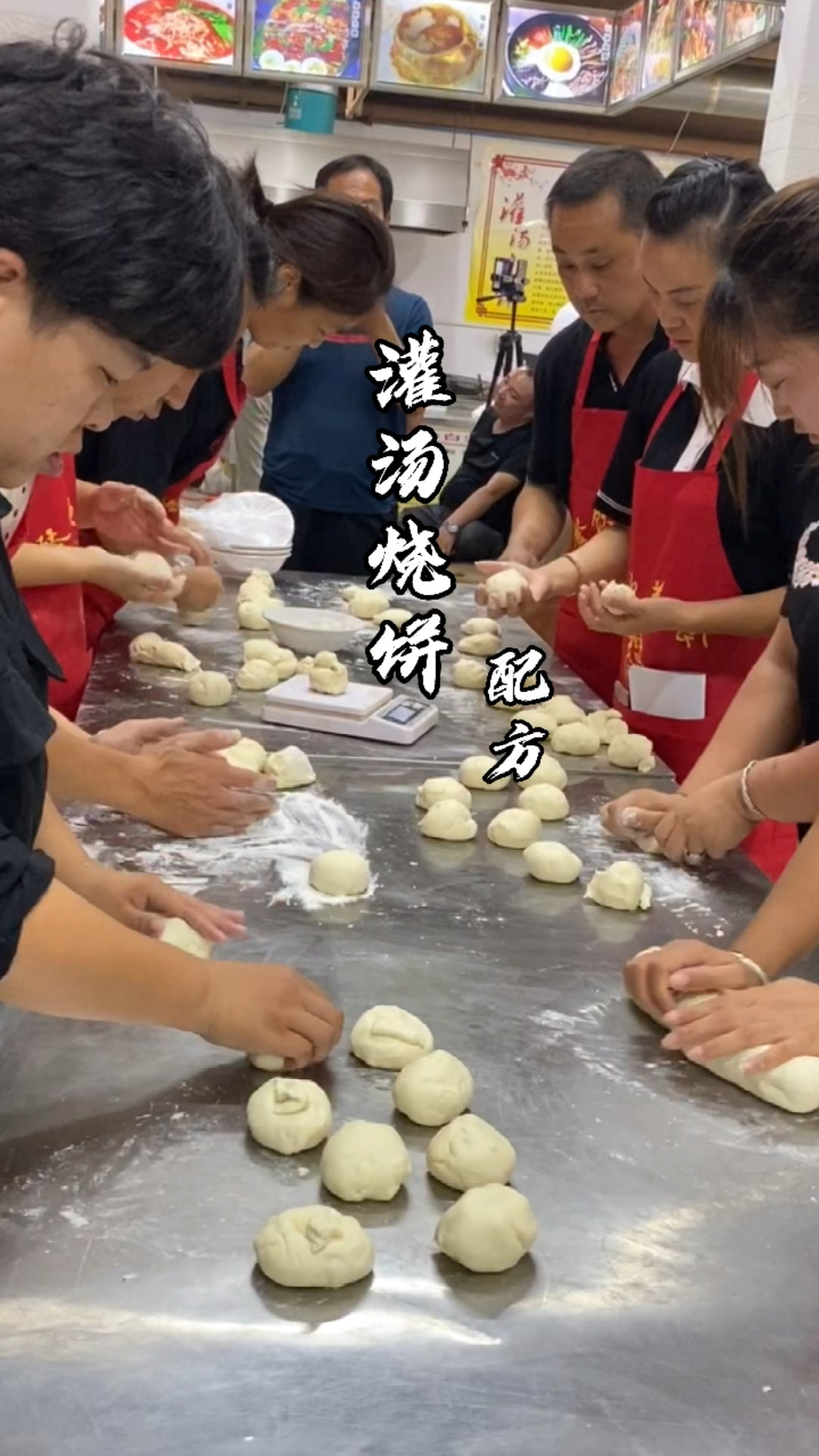 这么多人是干嘛呢?中间空心的烧饼夹上鸡汤卤的豆皮豆串,想学吗?配方分享给你