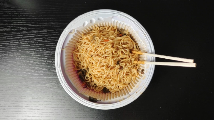 #美食#今天吃6块的康师傅老坛酸菜牛肉拌面,真够味