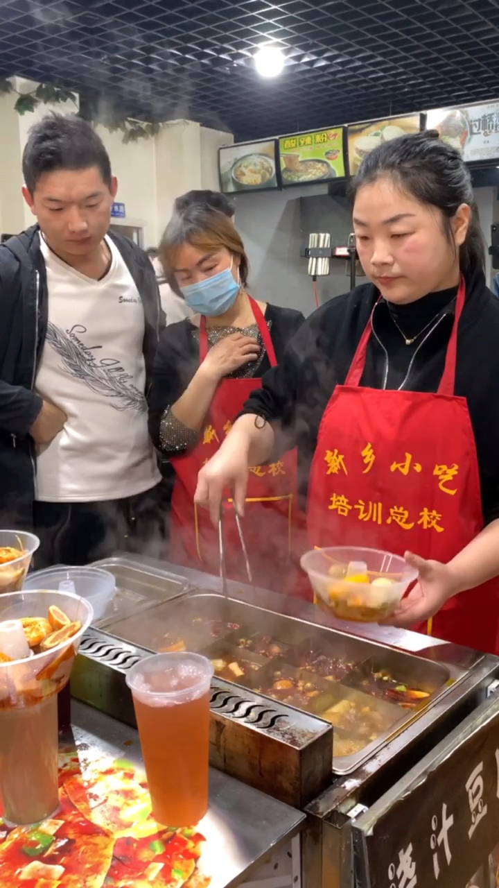 可以行走的火锅杯,边吃火锅边喝奶茶,整条街的人陪你吃#行走的火锅杯