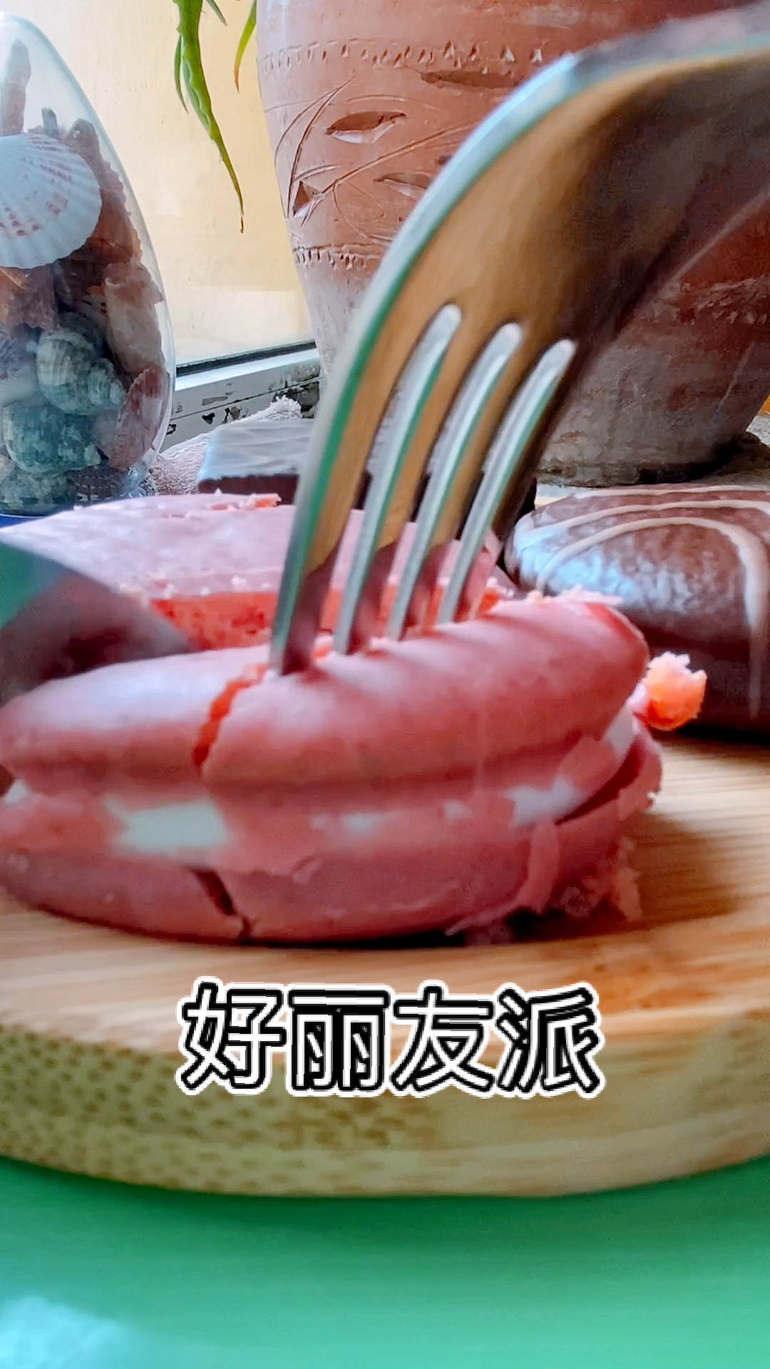 #吃喝玩乐过假期#Q蒂比涂层芯饼口感要绵软一些,本人喜欢吃飘雪草莓味的