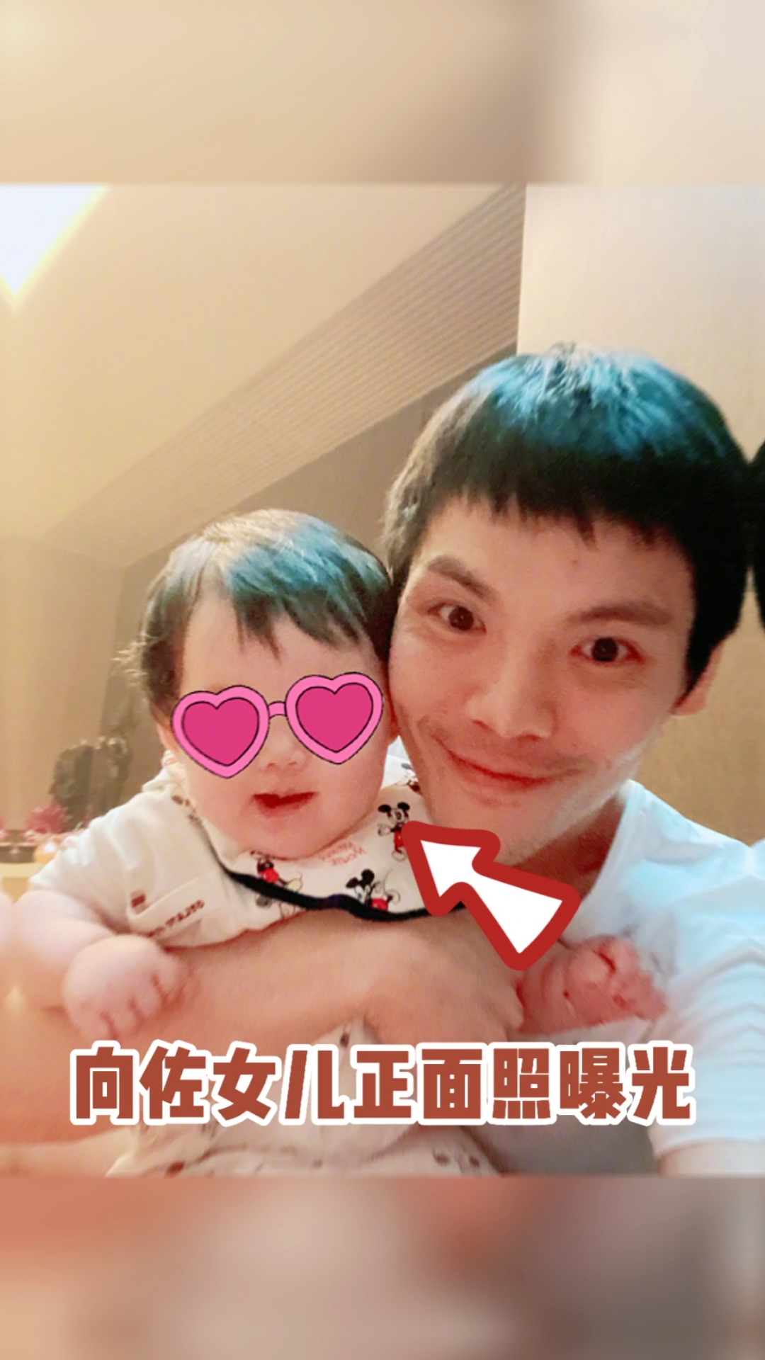 #明星娱乐#向佐父亲节晒全家福!女儿正面照曝光,鼻子、嘴巴随郭碧婷,继承妈妈高颜值!