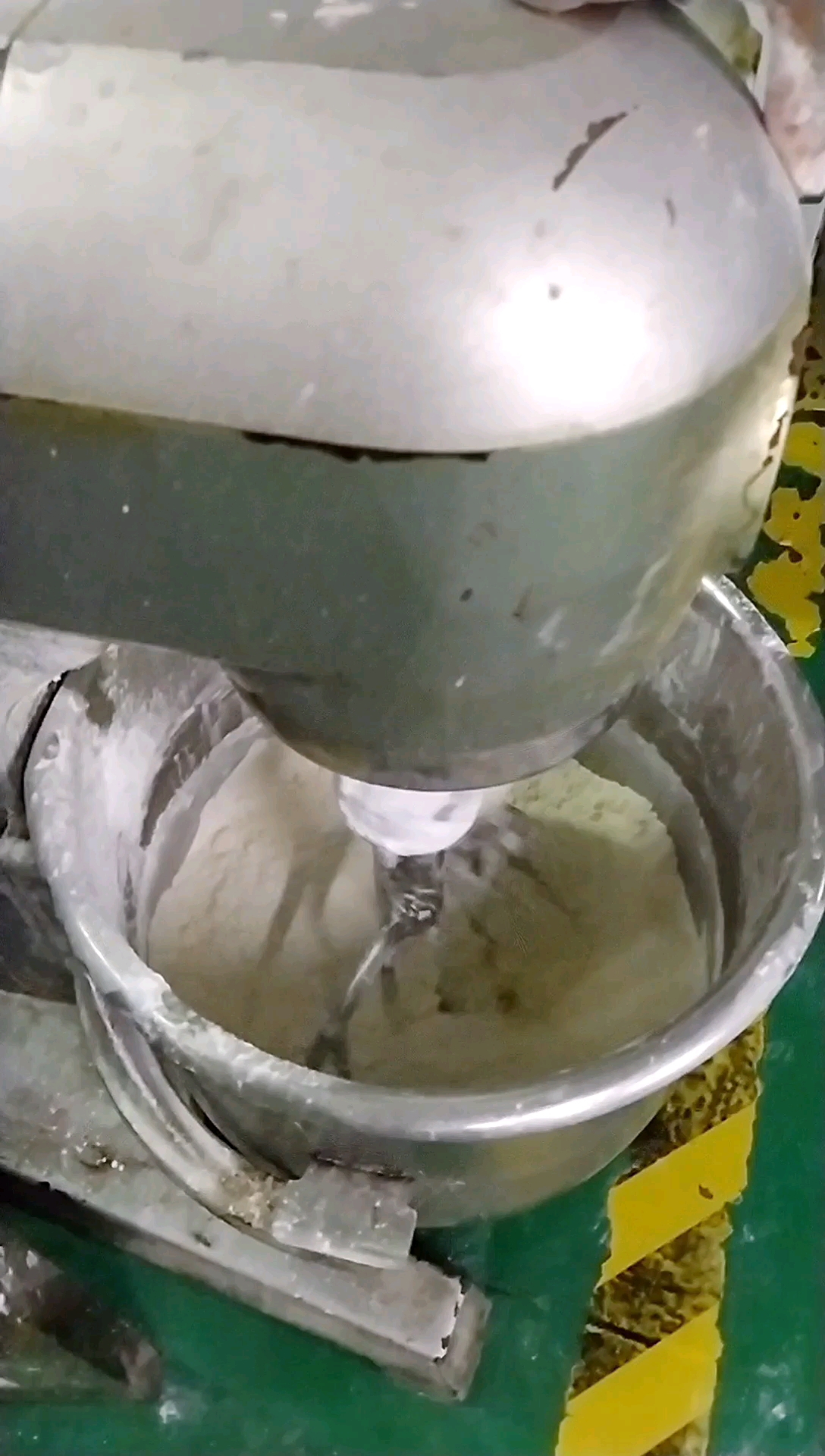 搅拌机拌面,拌好停机把搅拌器取下,桶可以拆出来把粉倒出来