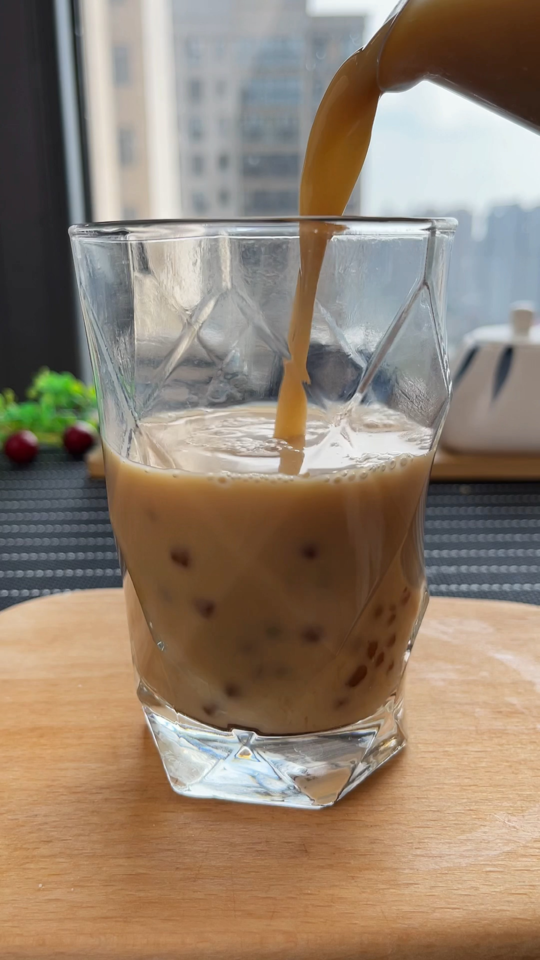 很多人喜欢喝外面买的奶茶,自己不知道怎么做,今天我来教你!