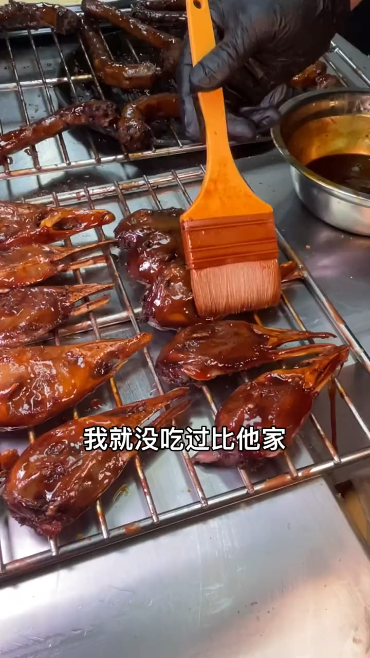 这烤鹅头和鹅脖做得真是一绝,新开业啊,看我视频去别忘了要冰淇淋哈!