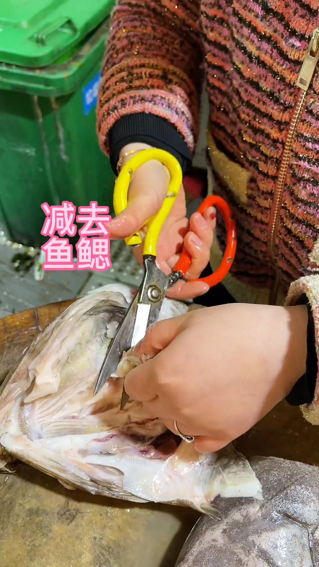 #烧烤#最火烧烤店,石板碟鱼头味道美美哒!