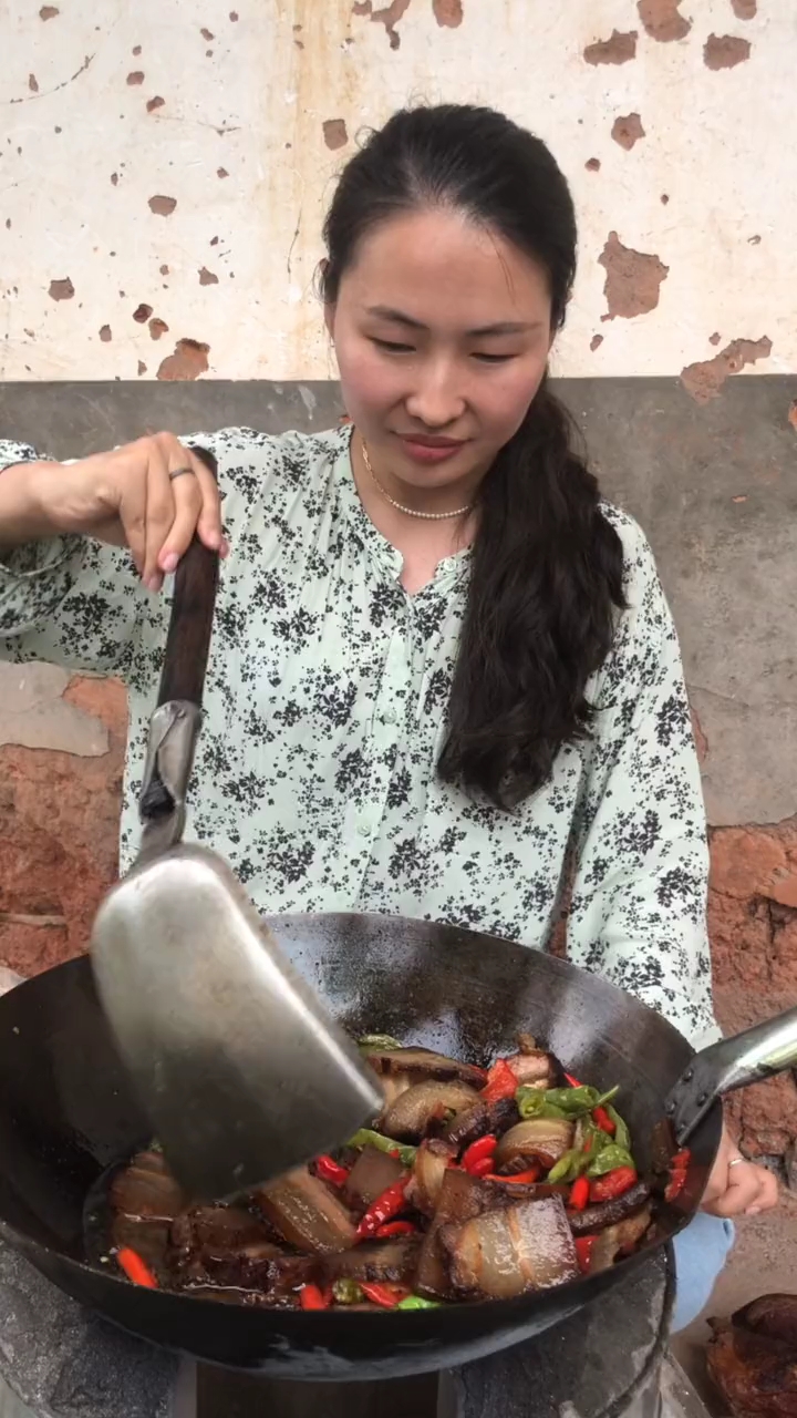 #深夜食堂#腊肉煮好了,还流油汁儿了,都是吃红薯玉米长大的土猪做的腊肉,熏的透亮,你要不要