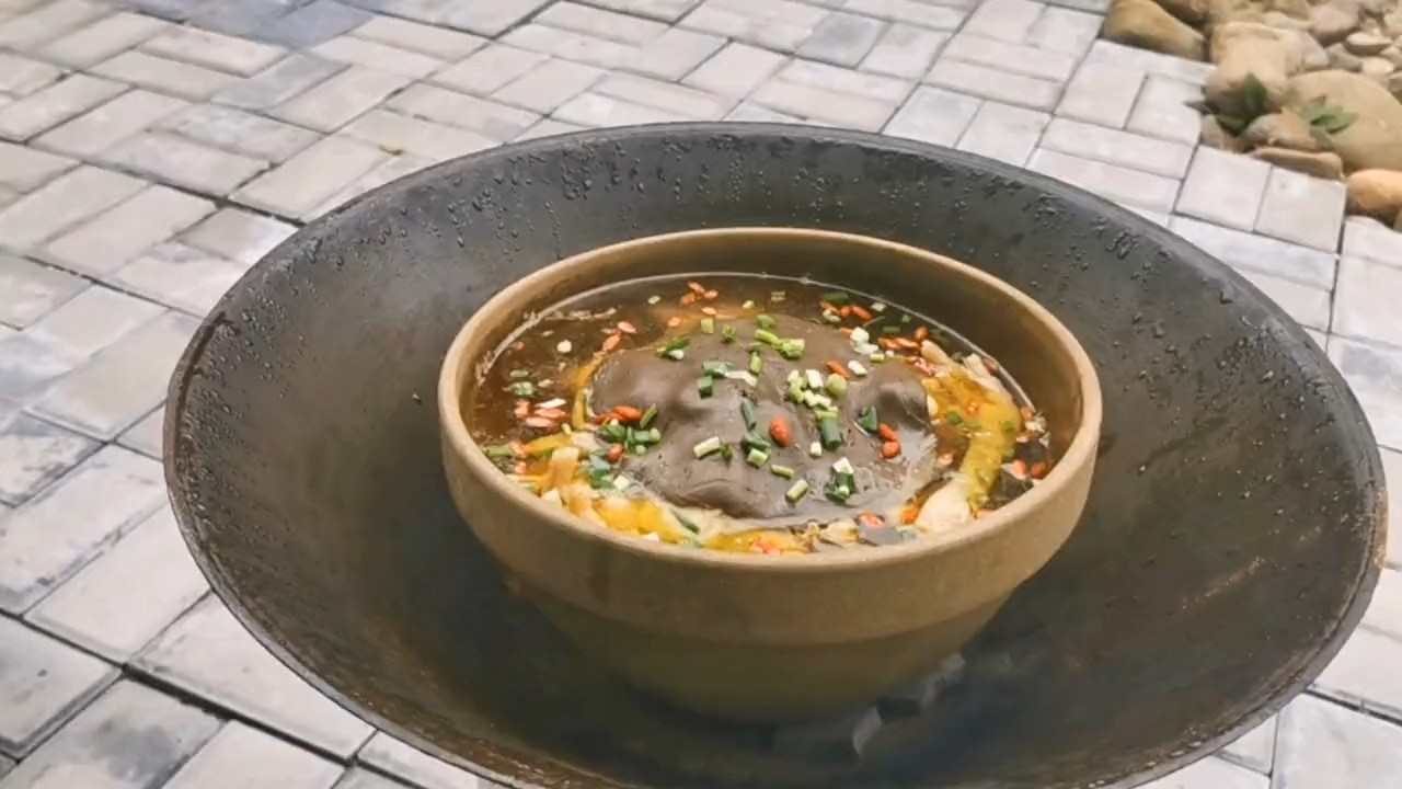 #美食记#吃肉之前先来一碗鸡汤润润喉咙,汤色呈金黄色鲜香四溢,醇香浓厚。大快朵颐的享受原汁