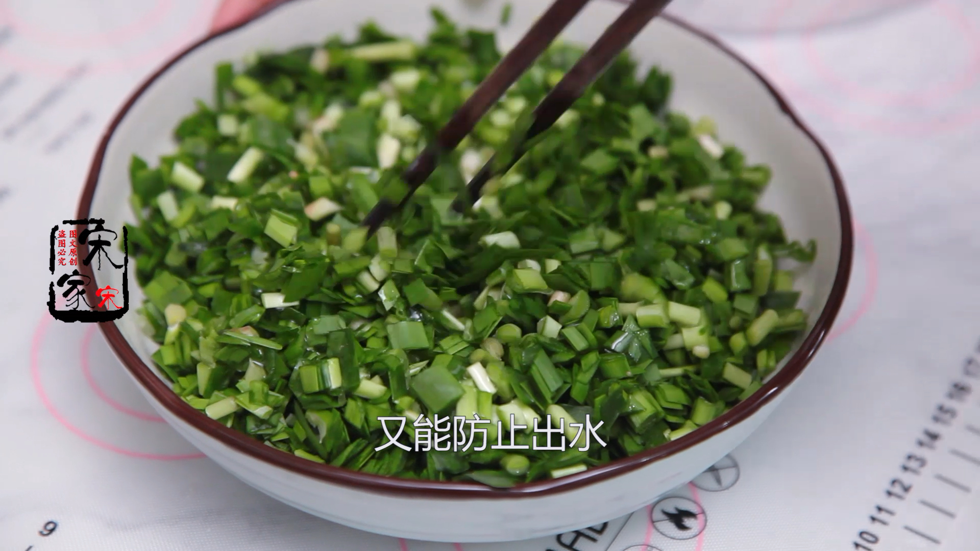 #秀出你的拿手菜#皮薄如纸,鲜嫩多汁的韭菜鸡蛋馅饼,做法简单又好吃!