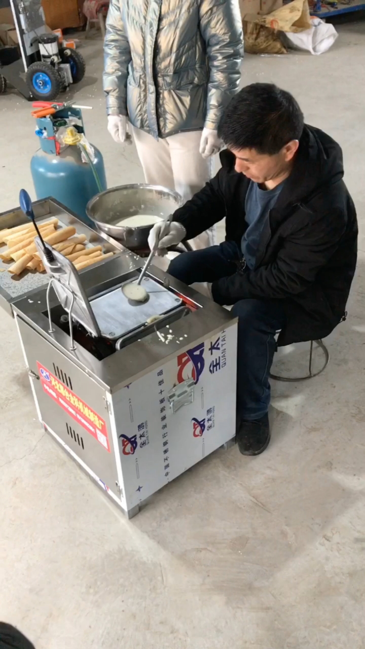 世上无难事只怕有心人,脆皮鸡蛋卷现场教学,新手也能做的这么好