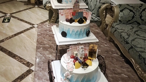 今天晚上10点接到一个三层单车蛋糕