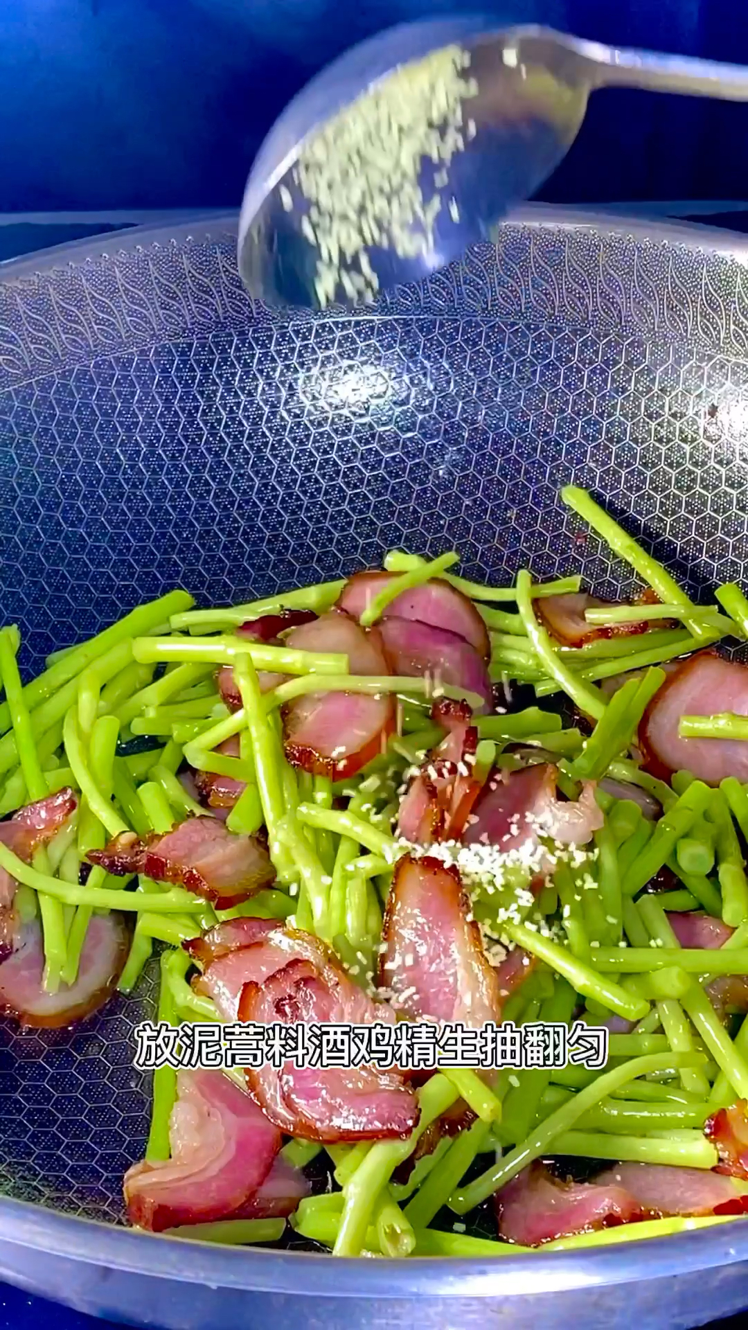 #美食趣胃计划#泥蒿炒腊肉要是炒好了,你拿牛肉都不换,超级下饭的一道家常菜!学会赶紧试试吧