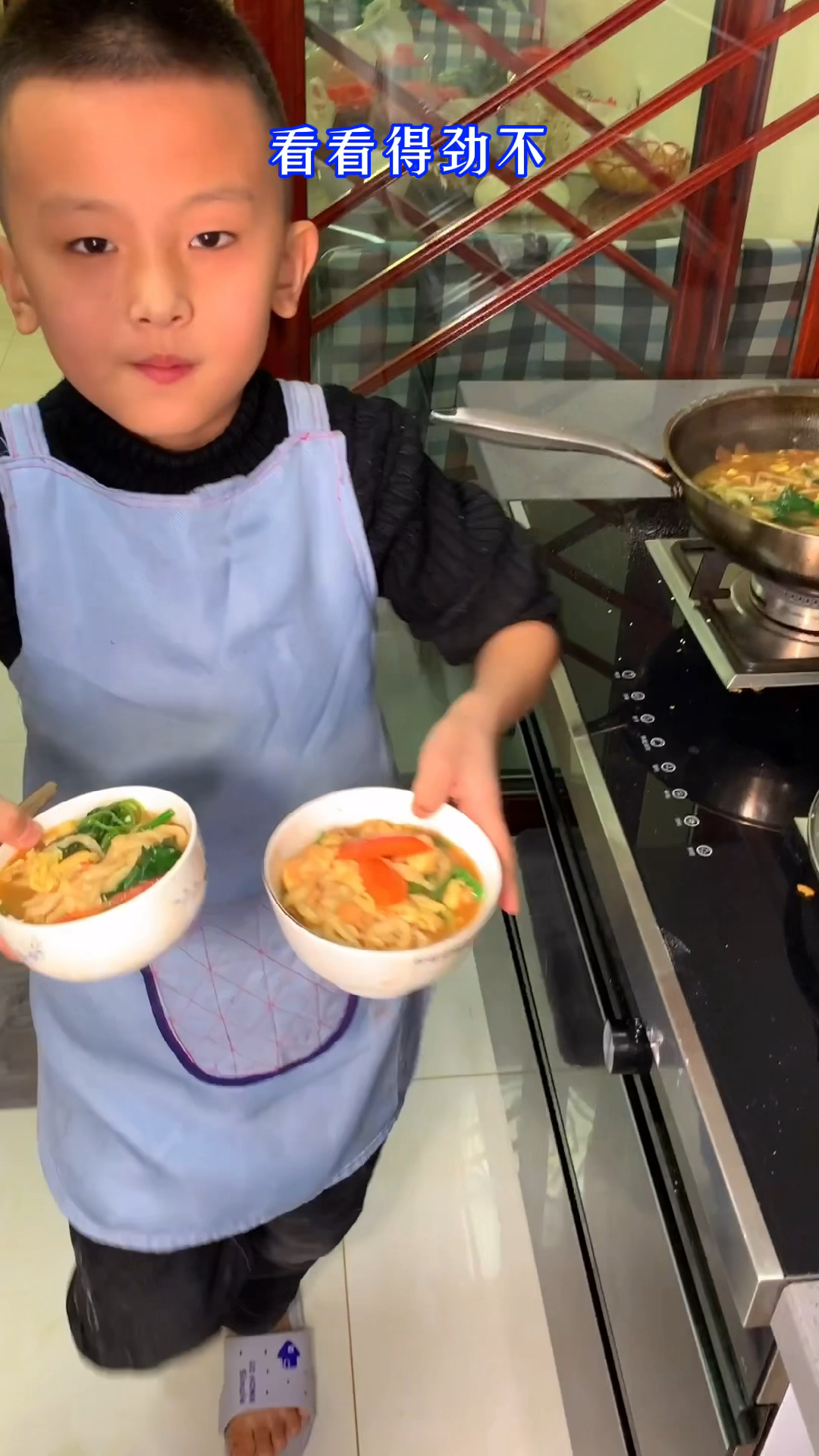 #美食#春暖花开的季节,最喜欢妈妈做的手擀面,今天我也给家人做一碗