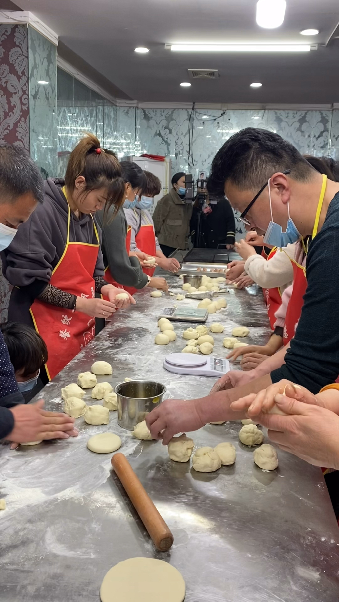 #风味人间#忙的顾不上休息,咬一口满嘴香#灌汤烧饼