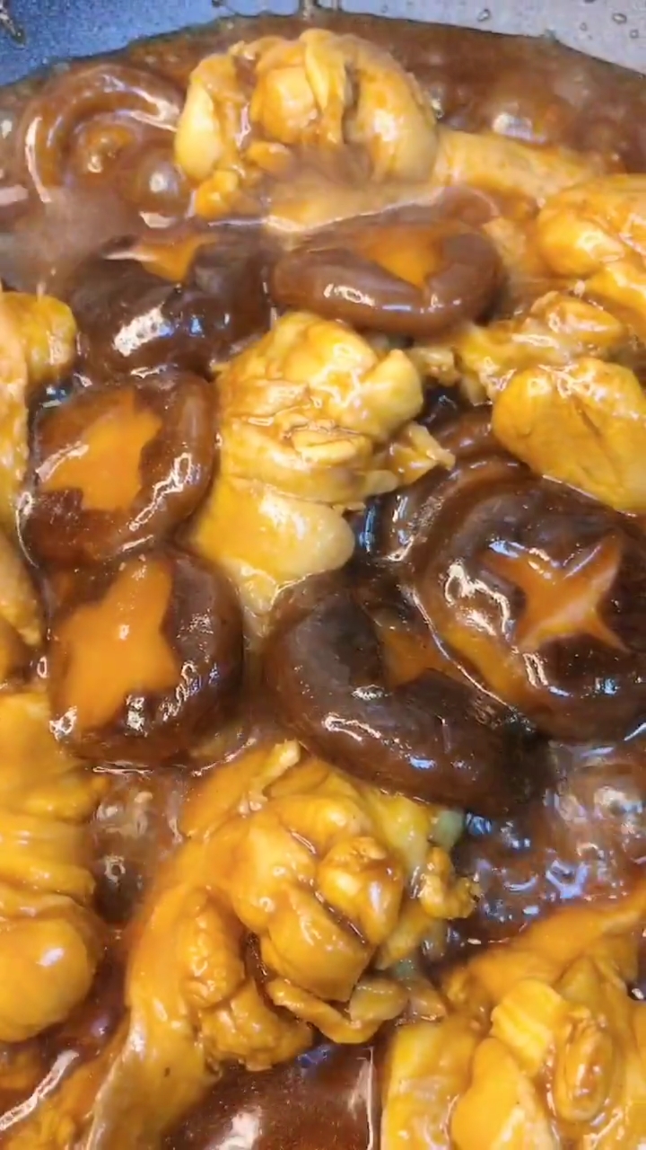 #夏日美食我来探#鸡翅根这样做孩子们抢着吃《香菇鸡翅根》制作过程第二步