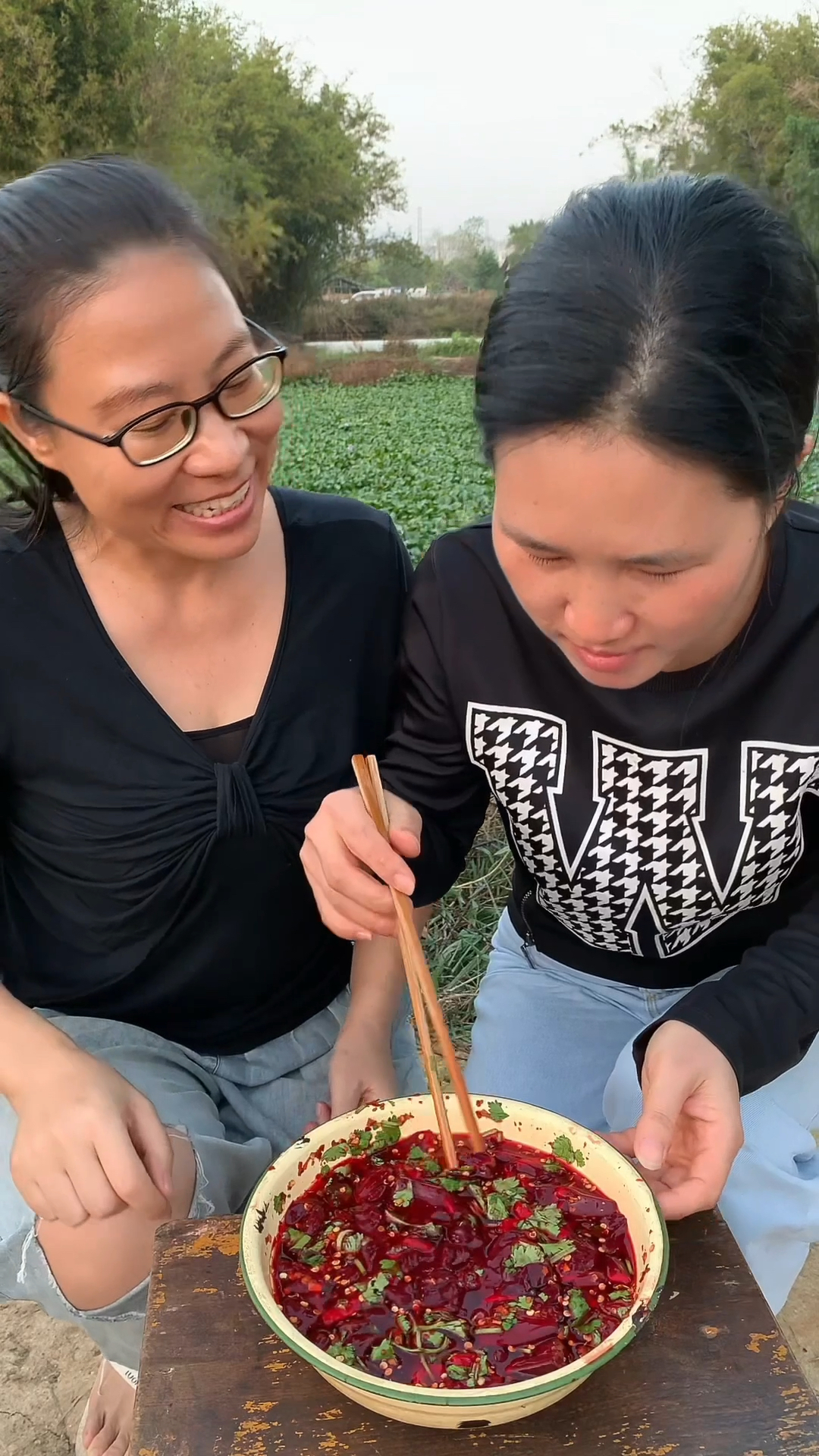 妹妹今天在养猪场挑大粪辛苦了,我给她做一道特色凉菜,凉拌鸭血