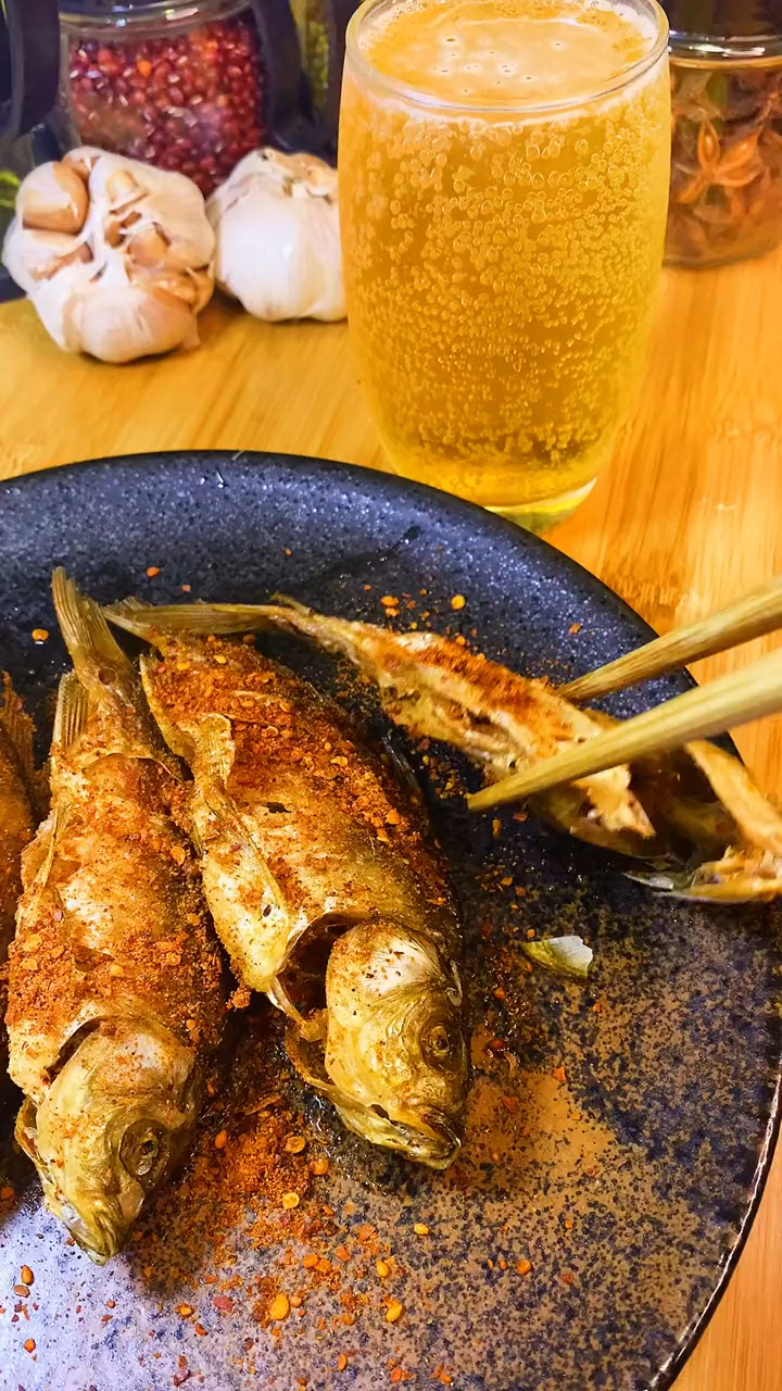 鲫鱼只能炖汤吗?试试这样炸的小鲫鱼,骨头都可以直接吃