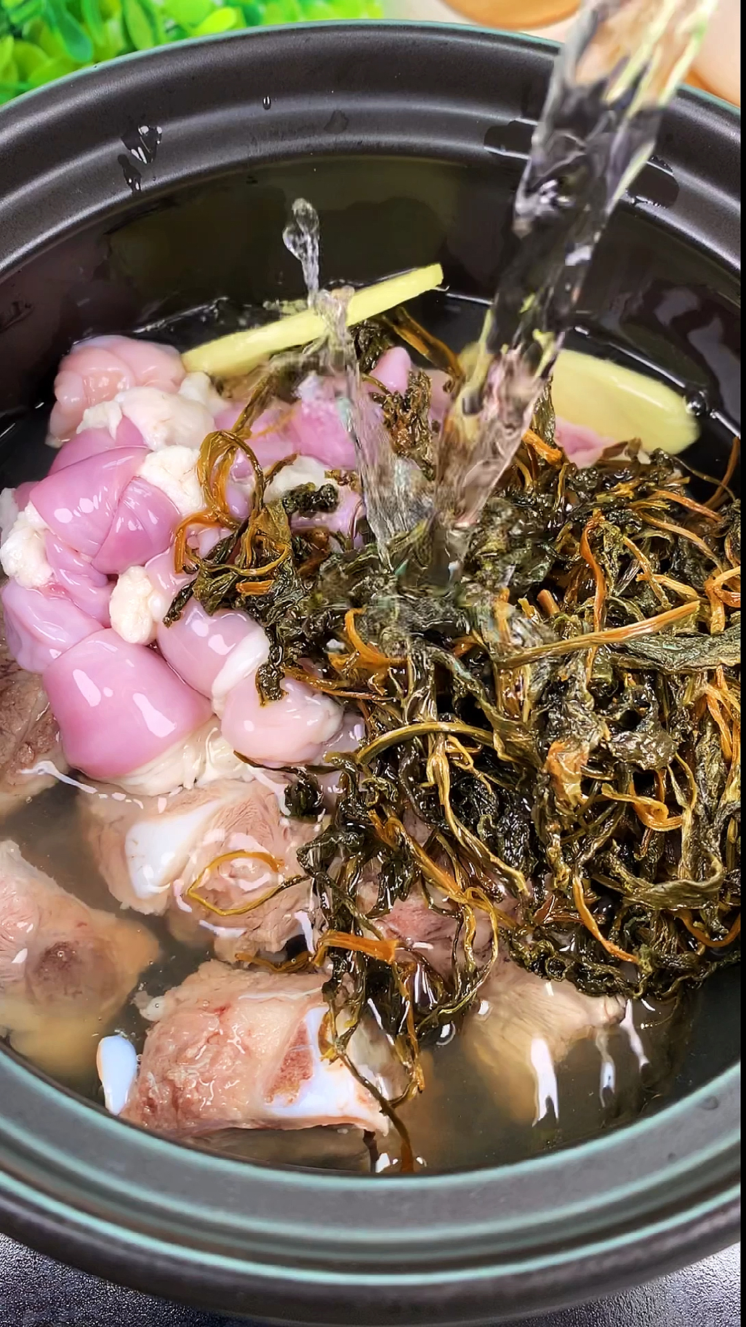 #家乡特色美食#适合夏天的苦菜小肠排骨汤