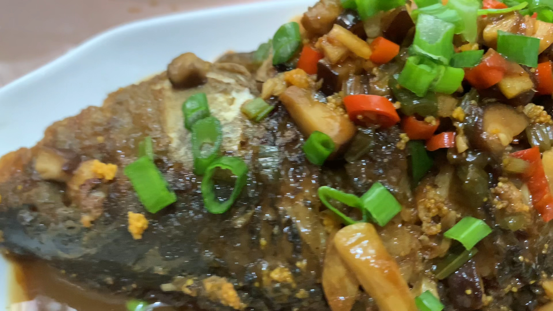 #自制美食#除夕晚宴上的年年有鱼,做法各有不同,我家做的是红烧鲤鱼