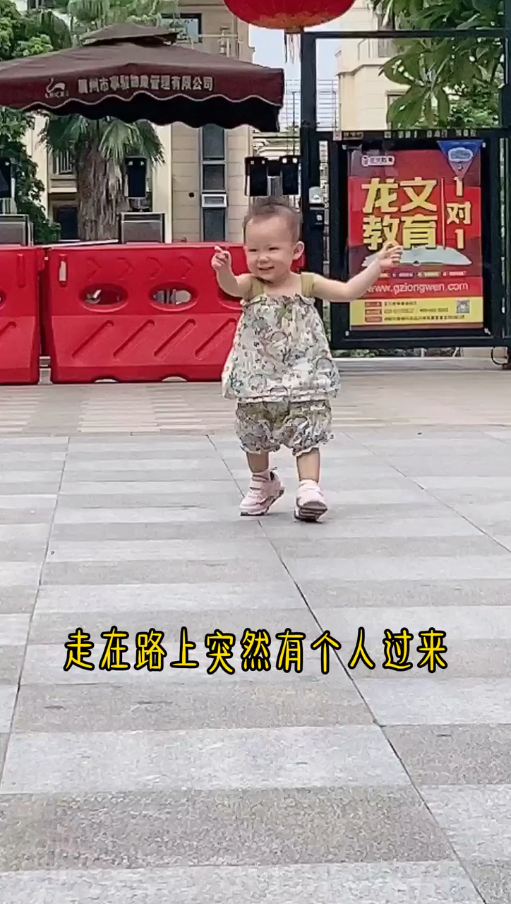 #萌娃日常#有些地方都要入冬了,为什么我秋天的第一杯奶茶现在才到啊?
