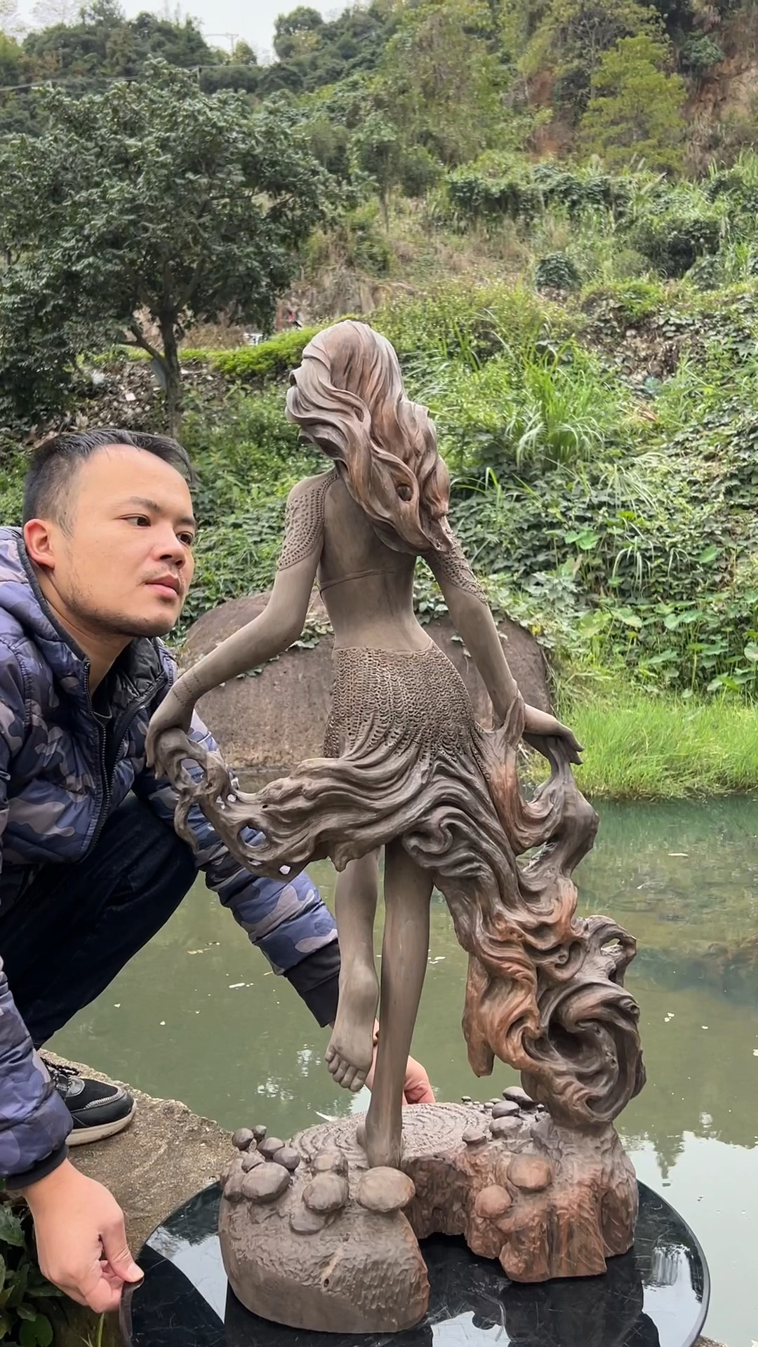 转身美极了，用艺术眼光欣赏木雕。