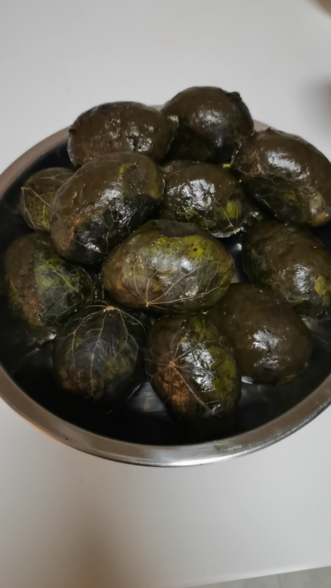 #春日好食光#蒿子粑粑做法,将蒿子洗净切碎加适量清水一同放料理机开果汁键打发一次倒出加叶儿