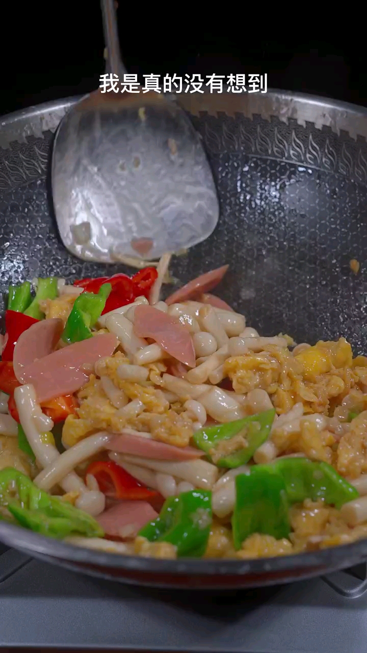 #美食#白玉菇炒青红椒,太下饭了。