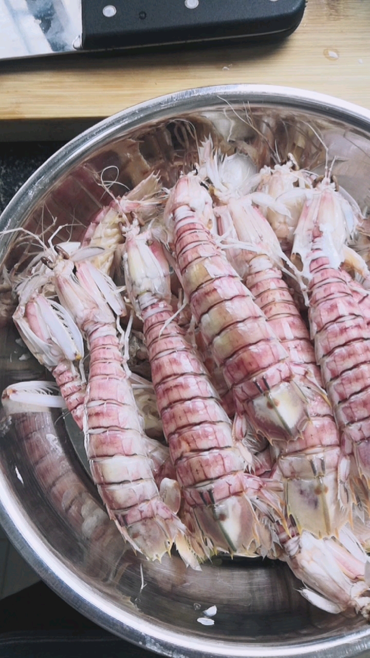 今天菜谱:皮皮虾25/斤,泥芒鱼30/斤,沙煎鱼20/斤,滑仔鱼20/斤