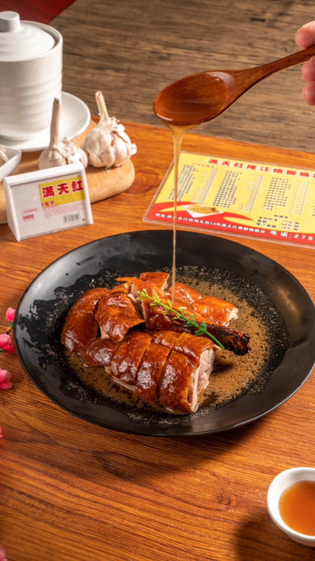 #烧腊培训#广式脆皮烧鸭摆盘过程分享,烧腊店师傅全程带领操作教学