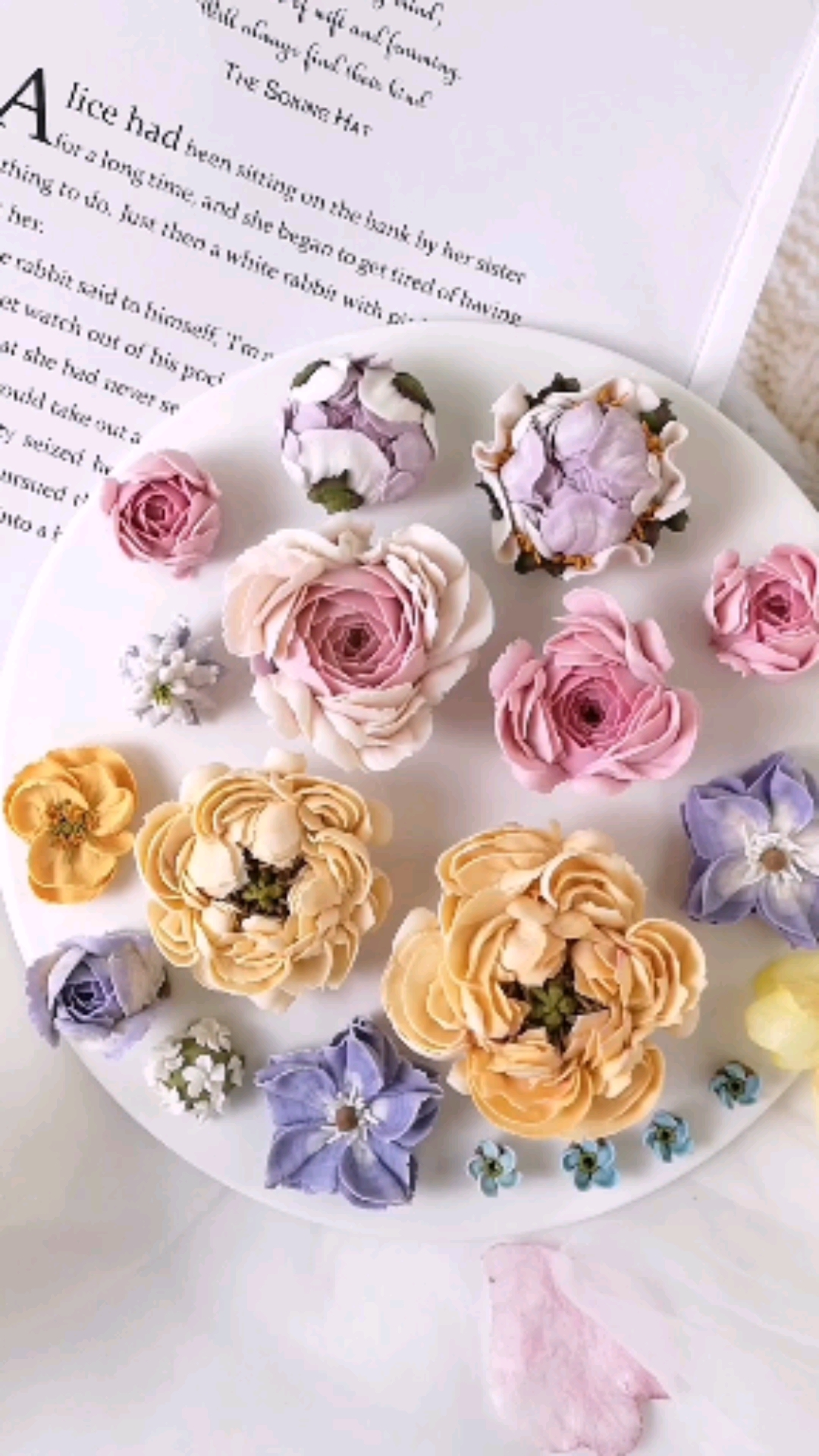 生活一半烟火,一半诗意。#韩式裱花蛋糕##包袱蛋糕##甜品#