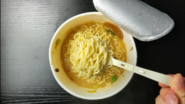 #美食#今天吃5块一桶的康师傅日式豚骨面