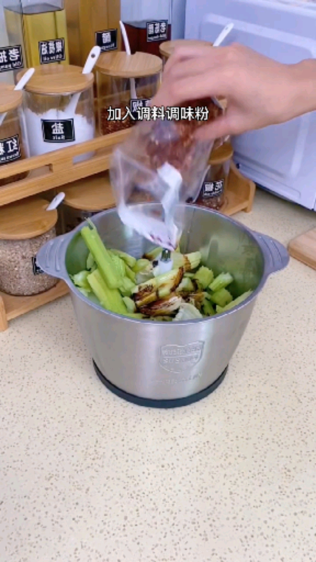 #生活必备好物#你还别说,这个电动的绞肉机真心好用!在家包个饺子包子太方便了