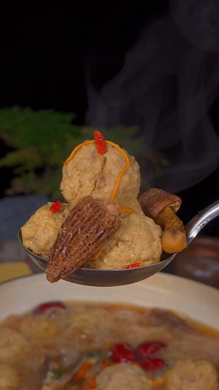 菌菇肉丸汤,汤鲜味美,肉丸一口一个#美食