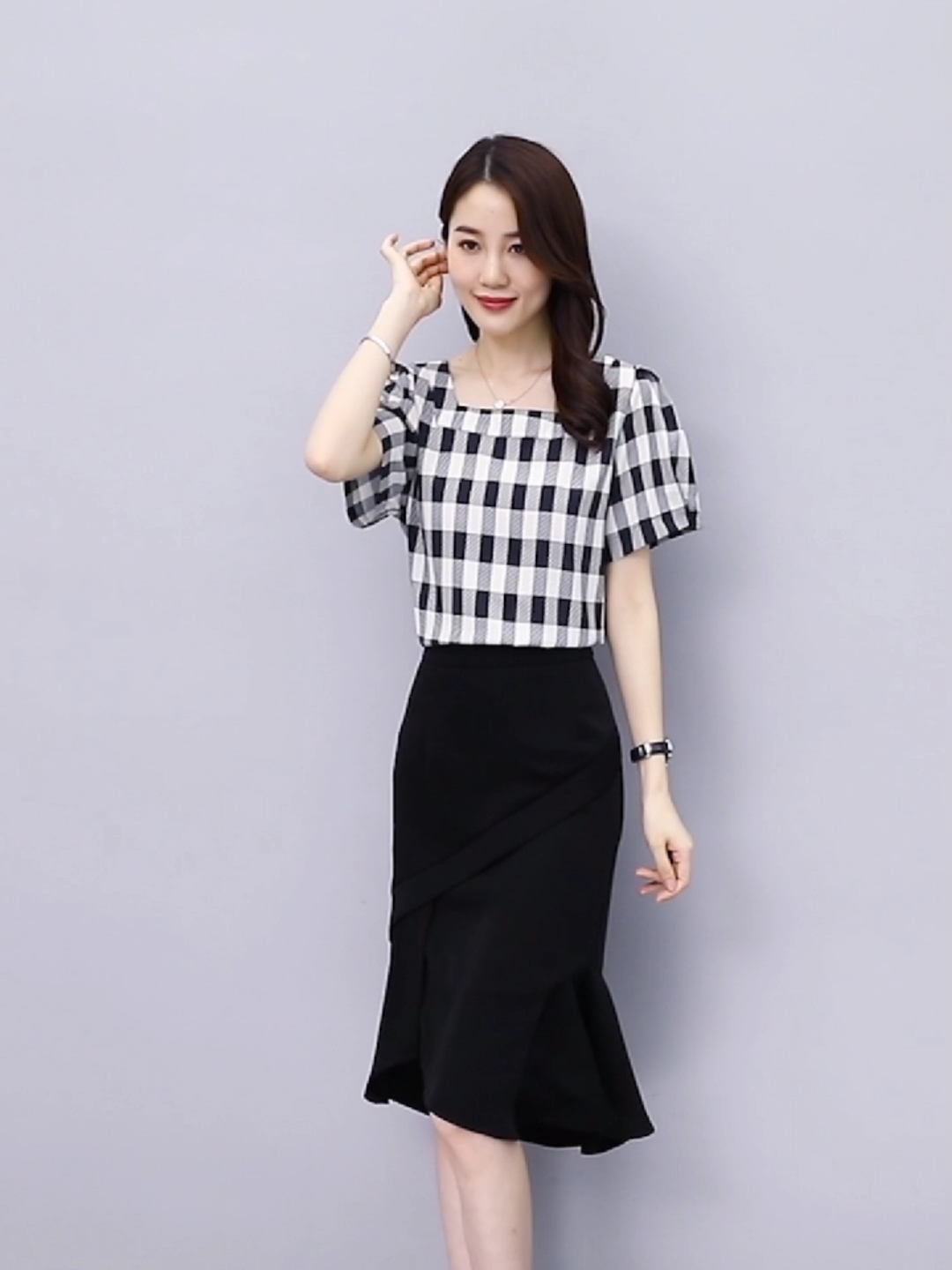 #夏季穿搭#时尚学院风棋盘格图案上衣搭配鱼尾裙,轻优雅,简生活!