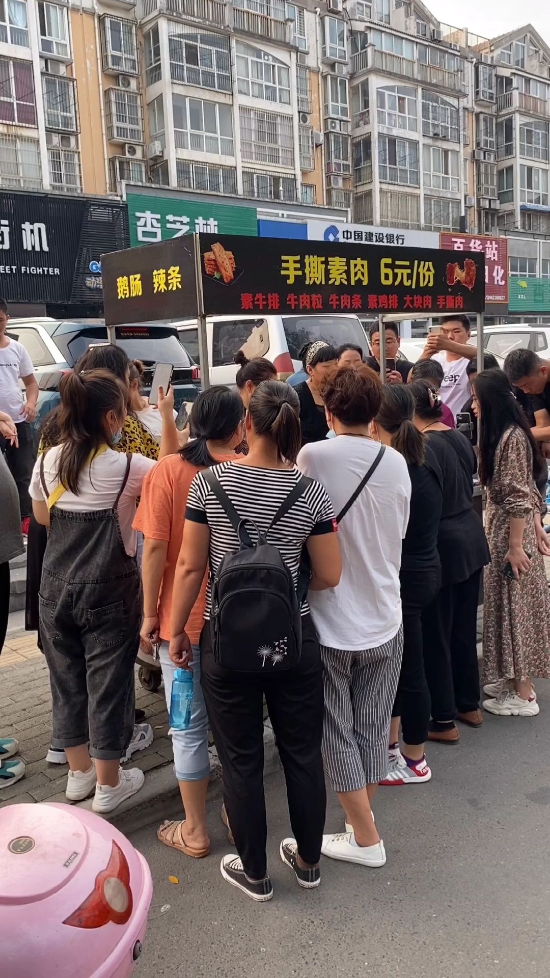 六块一份的素牛肉,一出摊就被围观,没想到豆制品也能如此受欢迎