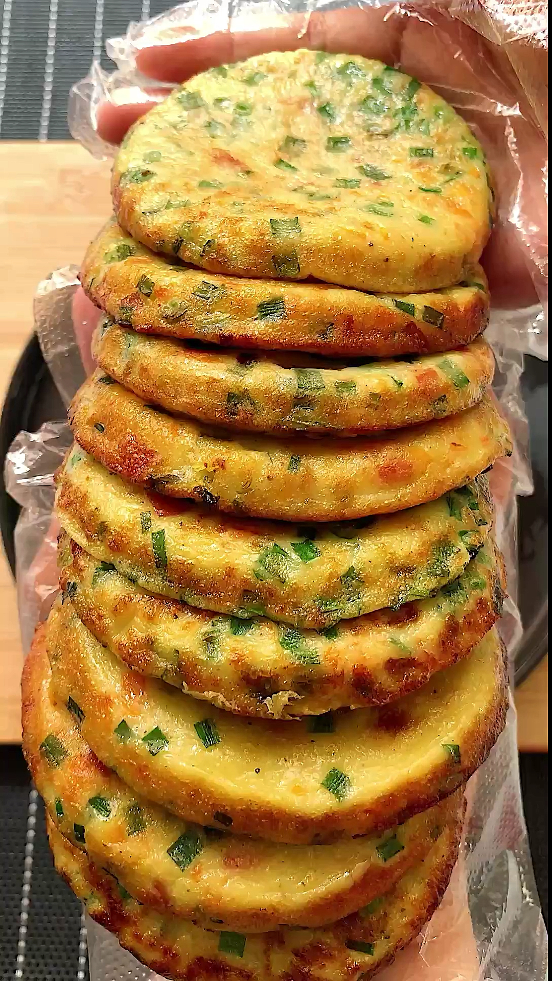 不用揉面也能做韭菜饼,做法简单。周末给孩子做起来吧。