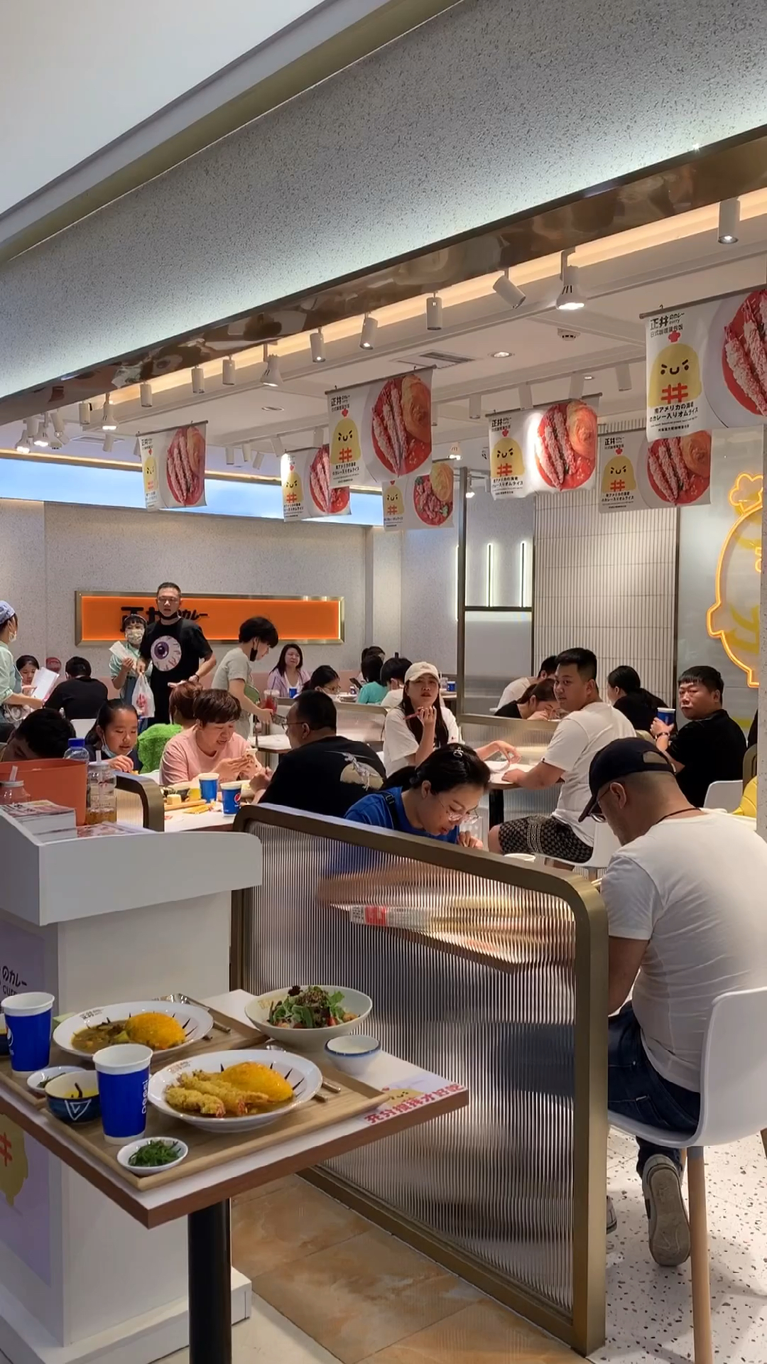 #长春也能吃到日式爆火的旋风蛋包饭了,一天能卖一万来份,咖喱汁搅了77下,老香