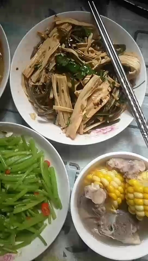 #宅在家里拍照片#这就是在外面打工吃的饭菜还可以哦