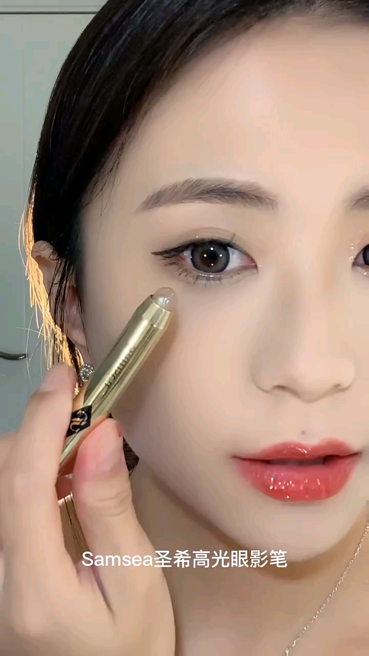 #化妆前化妆后#奶茶棕颜色百搭自然。