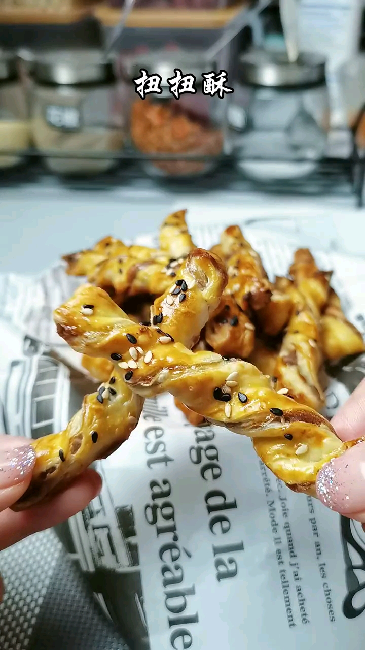 #爱美食爱生活#扭扭酥。。。