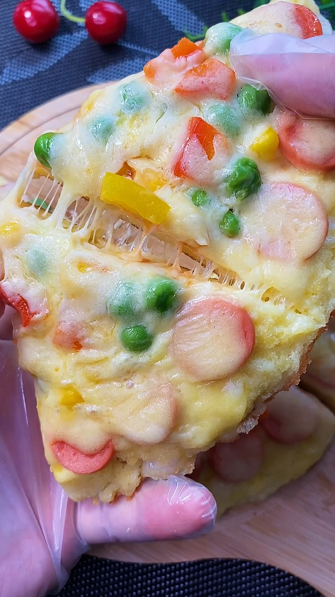 外面披萨吃不起,用一个馒头和平底锅做,简单又好吃