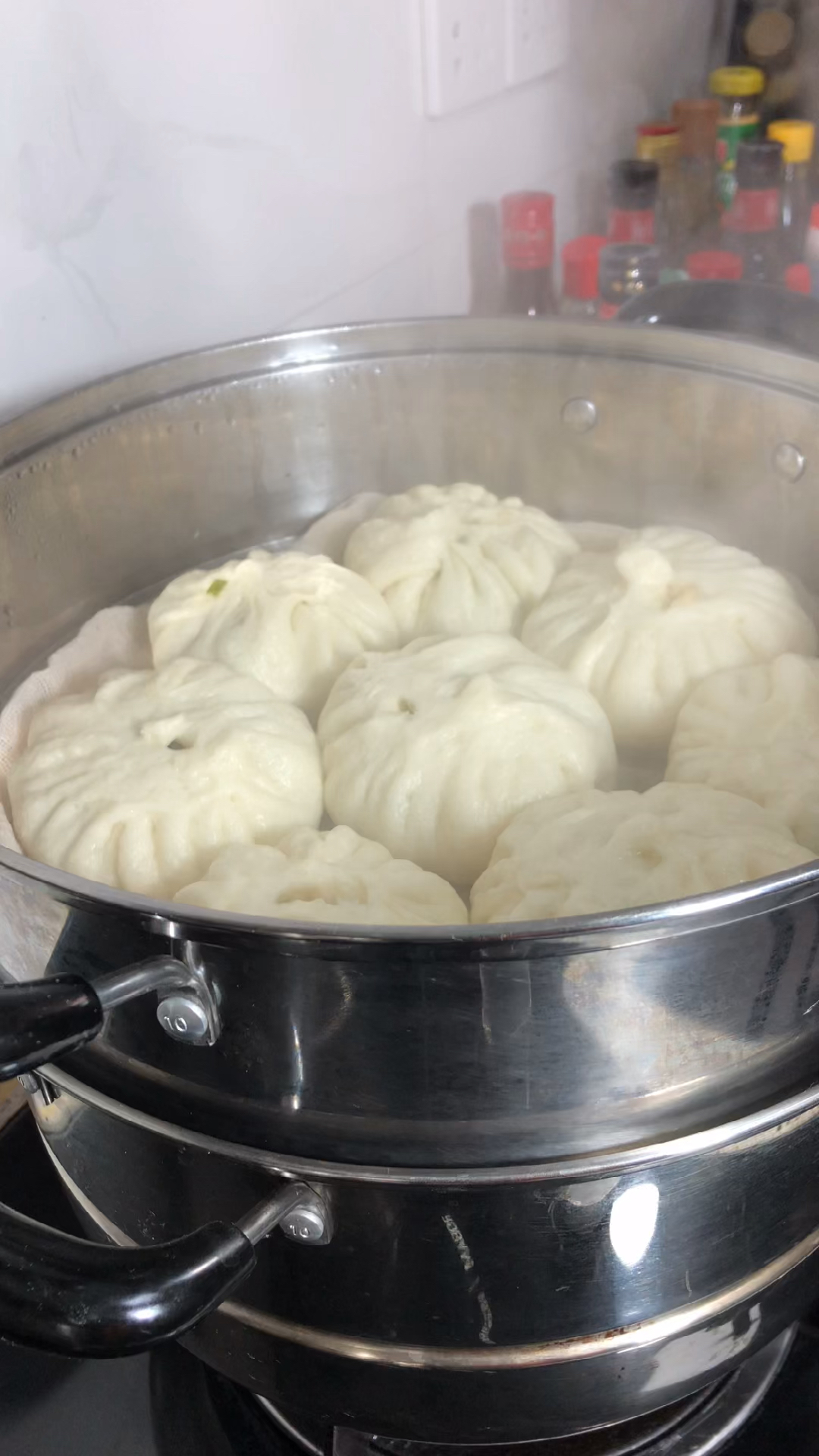 #爱美食爱生活#素包子做法,我包的是韭菜鸡蛋粉条木耳馅儿的。