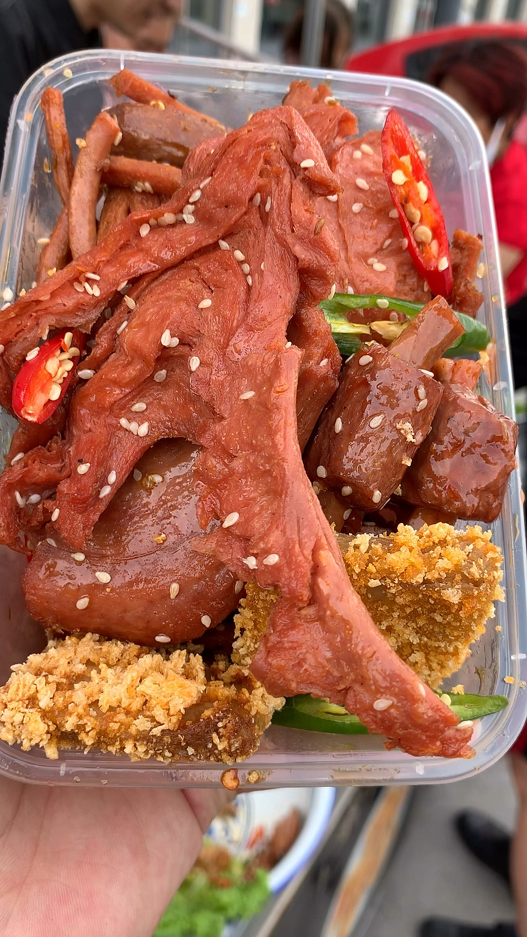 早就应该脱离打工的生活,在菜市场门口摆摊做手撕素肉,小摊不大,一出摊就被围观
