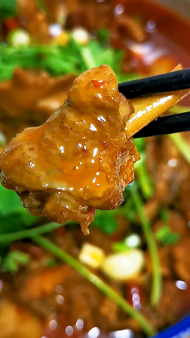 火爆全国的重庆老牌江湖菜“烧鸡公”,做法可以给到你很好的参考。好不好吃你说了算!