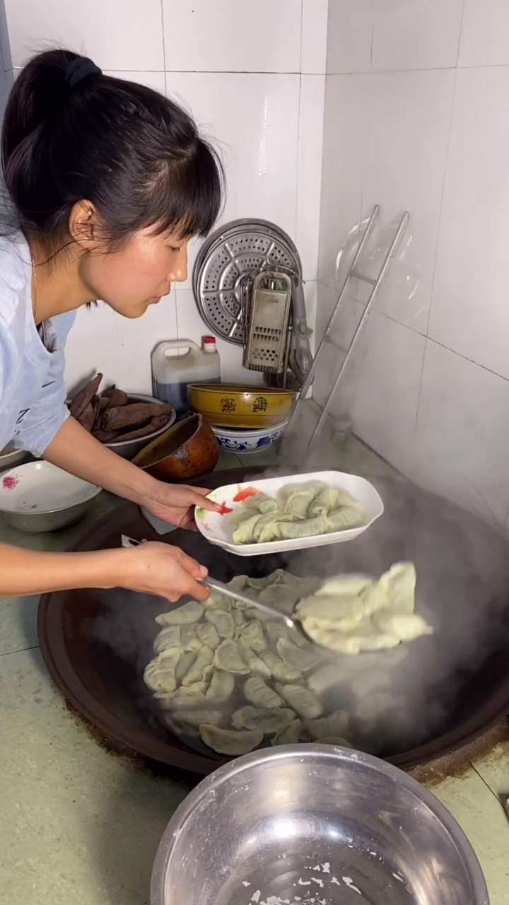 4元钱买两把韭菜,和海蛏子一起拌馅包海鲜味饺子,农村宝妈一气吃到撑,这饺子太鲜了
