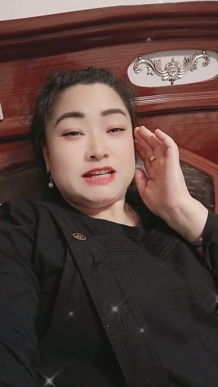 #搞笑歌曲#昨晚梦见谈恋爱了,结果被笑醒了。网友:年纪一大把,还做什么春梦
