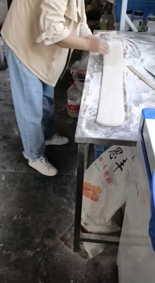 #风味人间#广东客户,江苏客户各自带自己的配方现场和面试机器看效果,真是神仙打架,各有各的