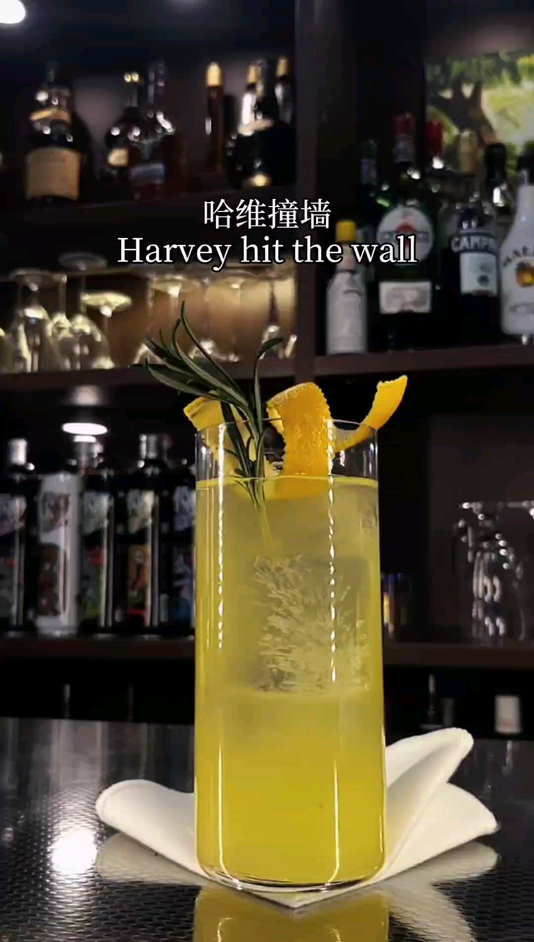 #调酒师#一杯可以散发热情的鸡尾酒,小姐姐们要小心哦