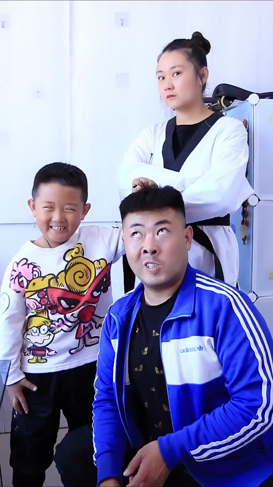 让你不给我买猪蹄……哼