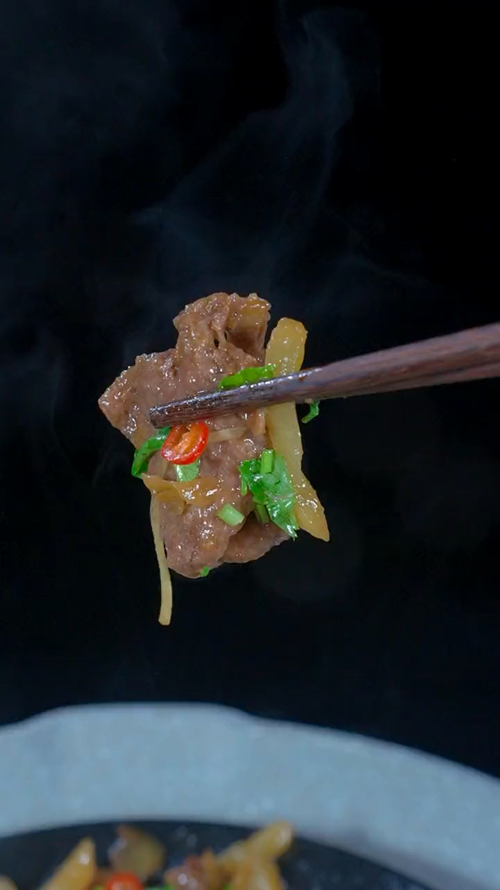 牛肉不要老是清炖和红烧,试试榨菜蒸牛肉,简单又好吃。