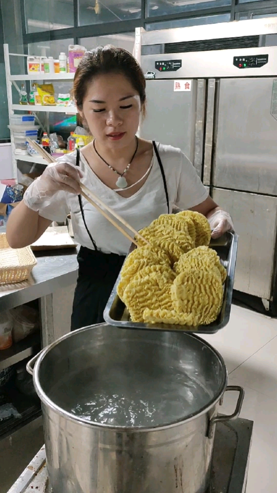 #我的奋斗人生#这是我在家煮好的火鸡面,来到集市摆摊卖